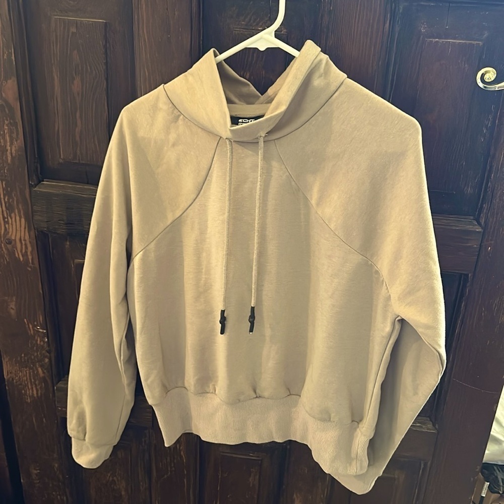 Women’s size large ECHT pullover